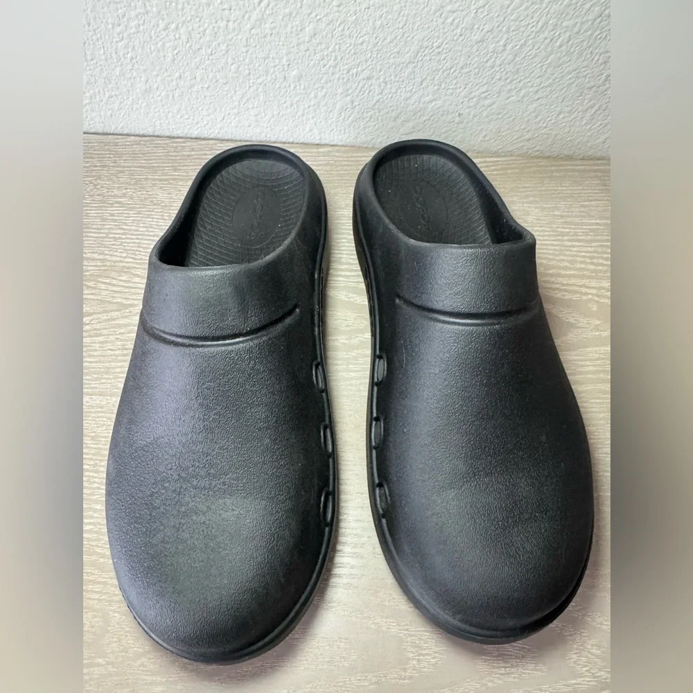 OOFOS Black Clogs - Picture 4 of 10